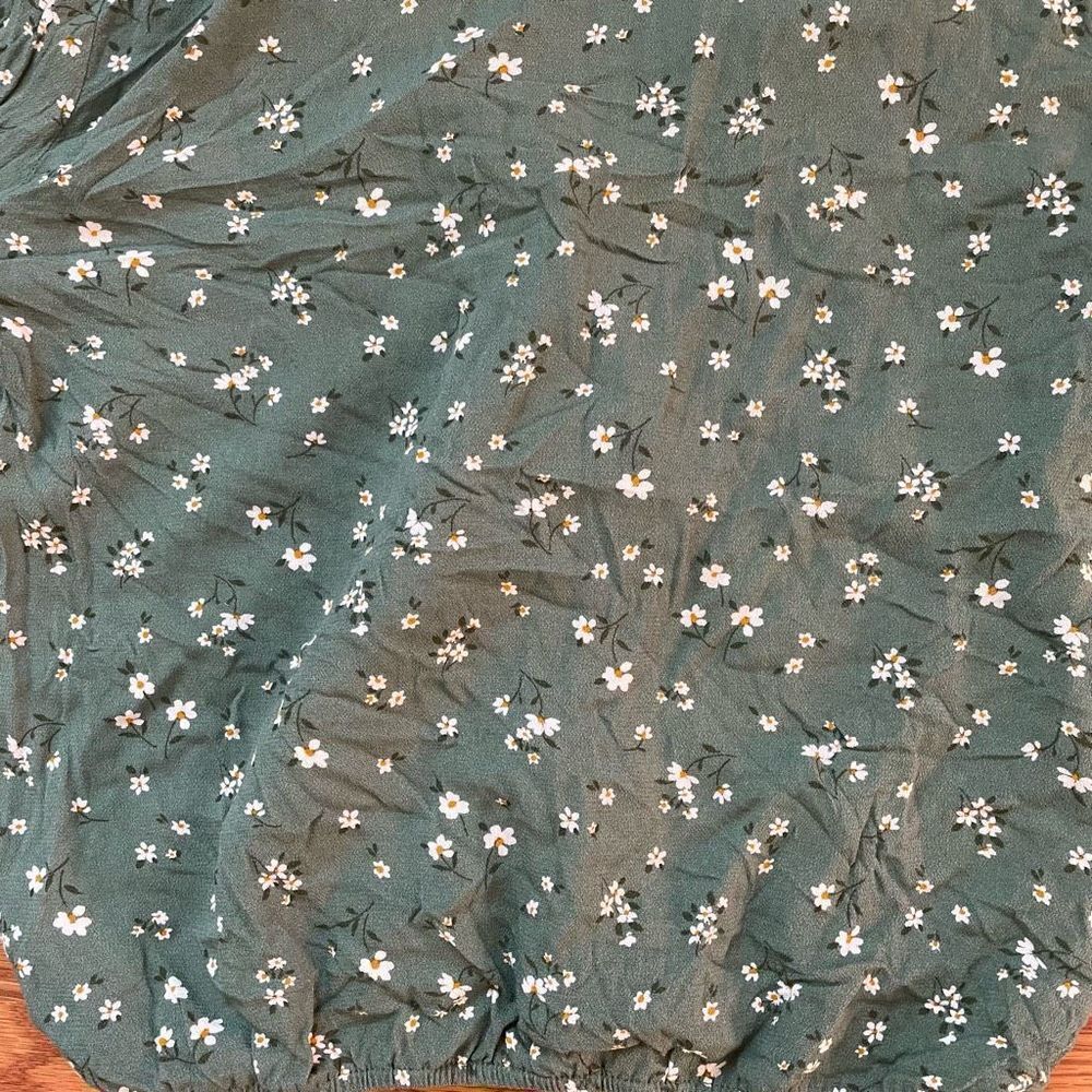 NWT Francesca’s Mi Ami Green Floral Long Sleeve Top Sz M - Picture 10 of 10
